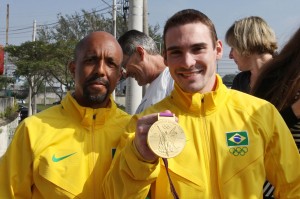 Arthur Zanetti é recebido com festa