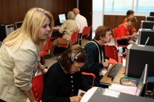 Cursos de informática são oferecidos para moradores de todas as idades