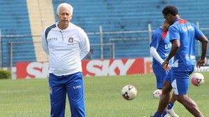 Émerson Leão, já comandou primeiro treino do Azulão. (Foto: Divulgação/Assessoria São Caetano)