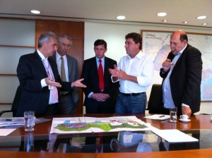 José Emílio de Barros (superintendente de Obras da CDHU), Silvio Torres, Orlando Morando, Carlos Grana e Paulo Piagentini (Foto: Divulgação)