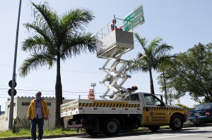 Secretaria de Mobilidade inicia limpeza de placas de trânsito em São Caetano Secretaria de Mobilidade inicia limpeza de placas de trânsito em São Caetano
