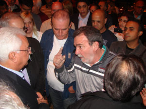 Prefeito é cobrado por manifestantes no bairro Barcelona