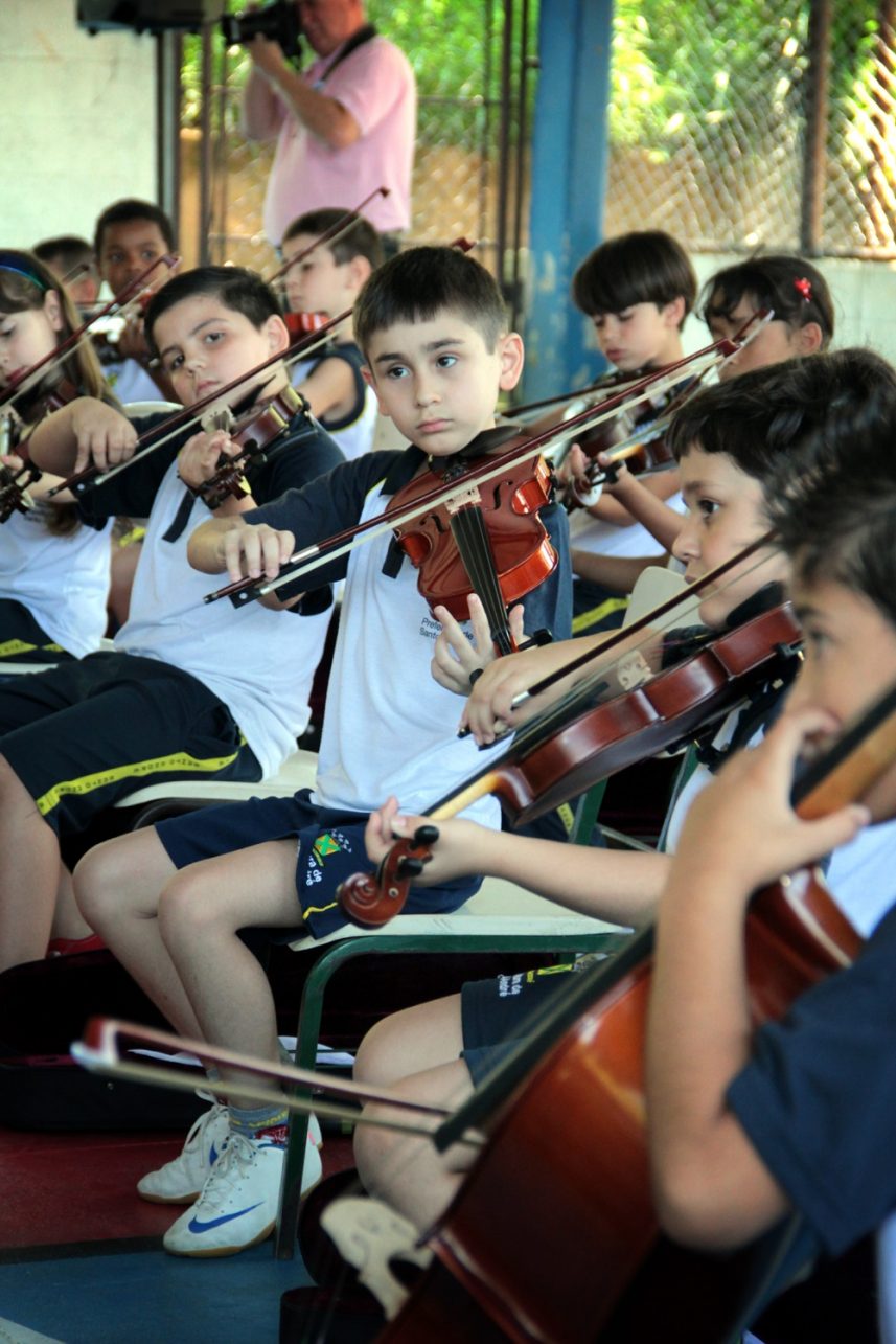 Apresentações de alunos do “Música na Escola” emociona público