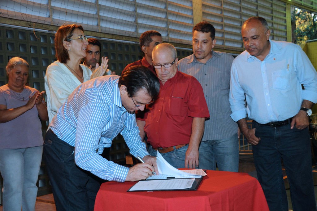 Luiz Marinho assina primeiros contratos de compra subsidiada de lotes regularizados Luiz Marinho assina primeiros contratos de compra subsidiada de lotes regularizados