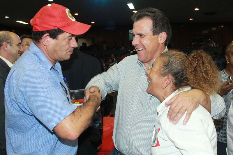 Prefeito Luiz Marinho cumprimenta primeiros beneficiários do programa Minha Casa de São Bernardo