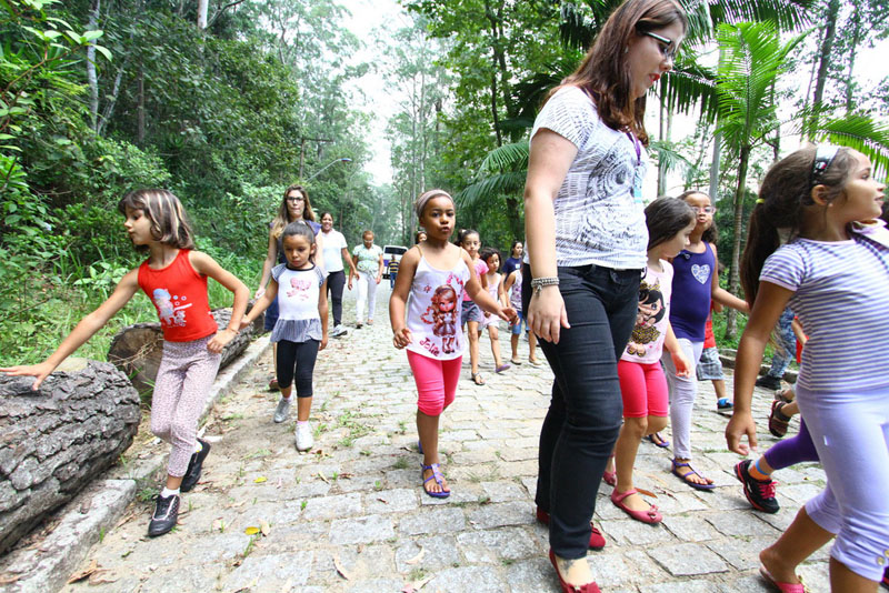 Crianças aprendem sobre conscientização de maneira lúdica no Parque Guapituba. (Foto: Roberto Mourão)