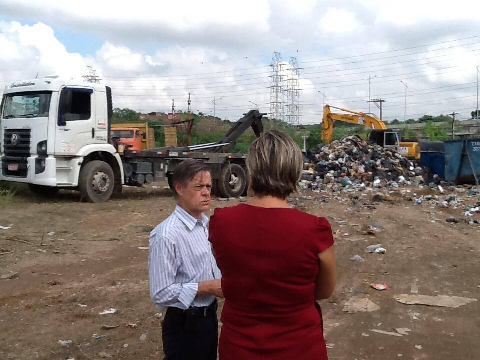 Depois que a prefeitura foi multada, secretário Dorival Fernandes manda retirar lixo do espaço Matarazzo