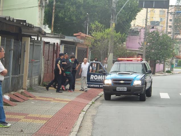 FLAGRANTE: Alunos de escola localizada na avenida Tijucussú, no bairro Olímpico, denunciam tentativa de furto de uma motocicleta à GCM na última terça-feira, e meliante é preso em flagrante nas proximidades. Essa reação da GCM, faz jus a que foi constituída para dar apoio e ajudar a população, o que não vem acontecendo continuamente.