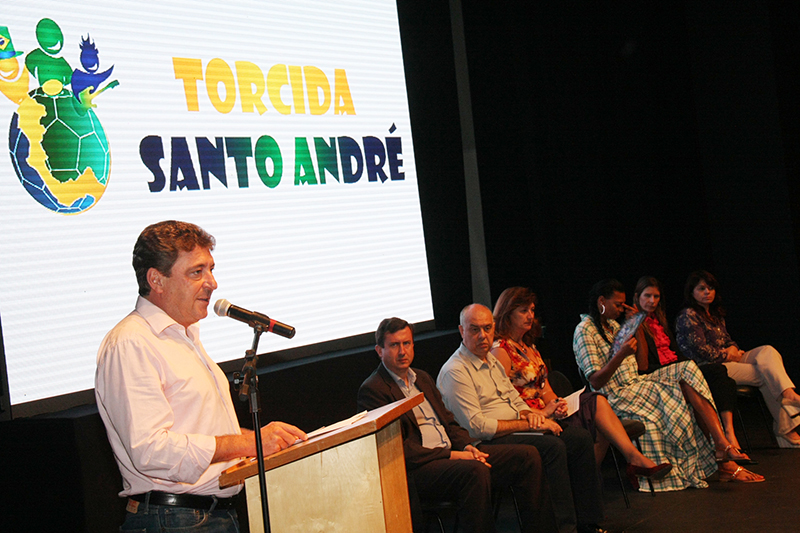 Prefeito Carlos Grana, ao fundo logo do evento (Foto: Diego Barros/PSA)