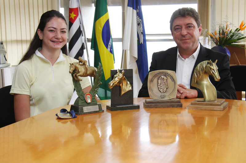 Prefeito Carlos Grana recebe Letícia Zoppei, tricampeã do Circuito Regional da Federação Paulista de Hipismo (Foto: Diego Barros/PSA)