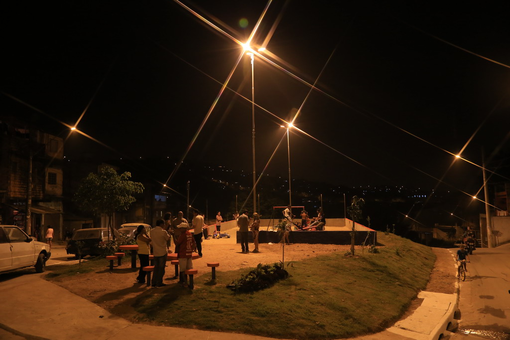 Prefeitura entrega 20 novos pontos de iluminação Prefeitura entrega 20 novos pontos de iluminação