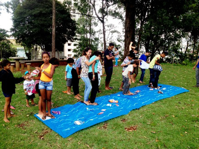 Crianças se divertem aprendendo