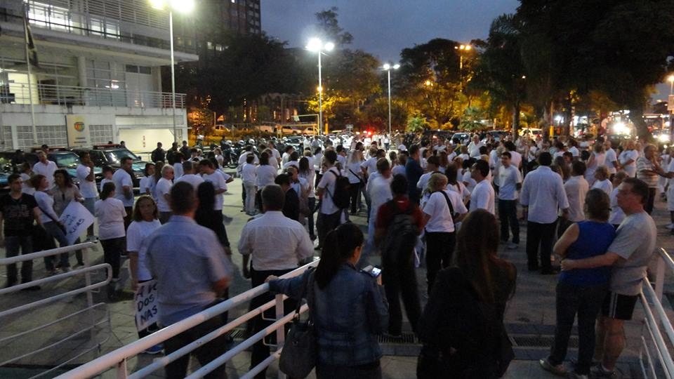Manifestantes fizeram ato pela paz em frente a Câmara