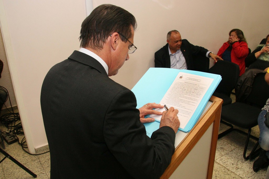 Luiz Marinho entrega termo de posse a famílias do loteamento Wanda Bueno Luiz Marinho entrega termo de posse a famílias do loteamento Wanda Bueno