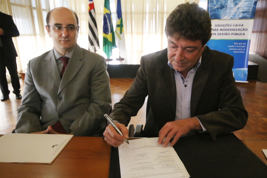 Prefeitura assina contrato e  beneficia mais 910 famílias