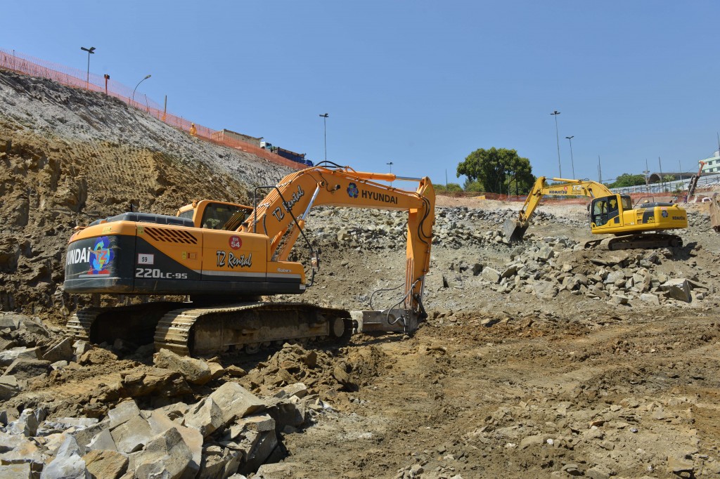 Paredes de contenção do piscinão no Paço Municipal estão concluídas Paredes de contenção do piscinão no Paço Municipal estão concluídas