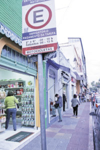 Zona Azul, segundo a administração deve retornar no início de dezembro, no valor de 4 reais o período de 2 h. Se for este valor, será a mais cara de toda a região, ainda mais se não for fracionada em 1 h.