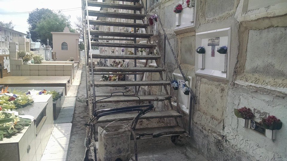 Faltam coveiros, mas sobram comissionados em São Caetano Faltam coveiros, mas sobram comissionados em São Caetano