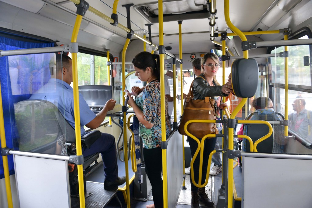 Ônibus com duas catracas agiliza embarque dos passageiros