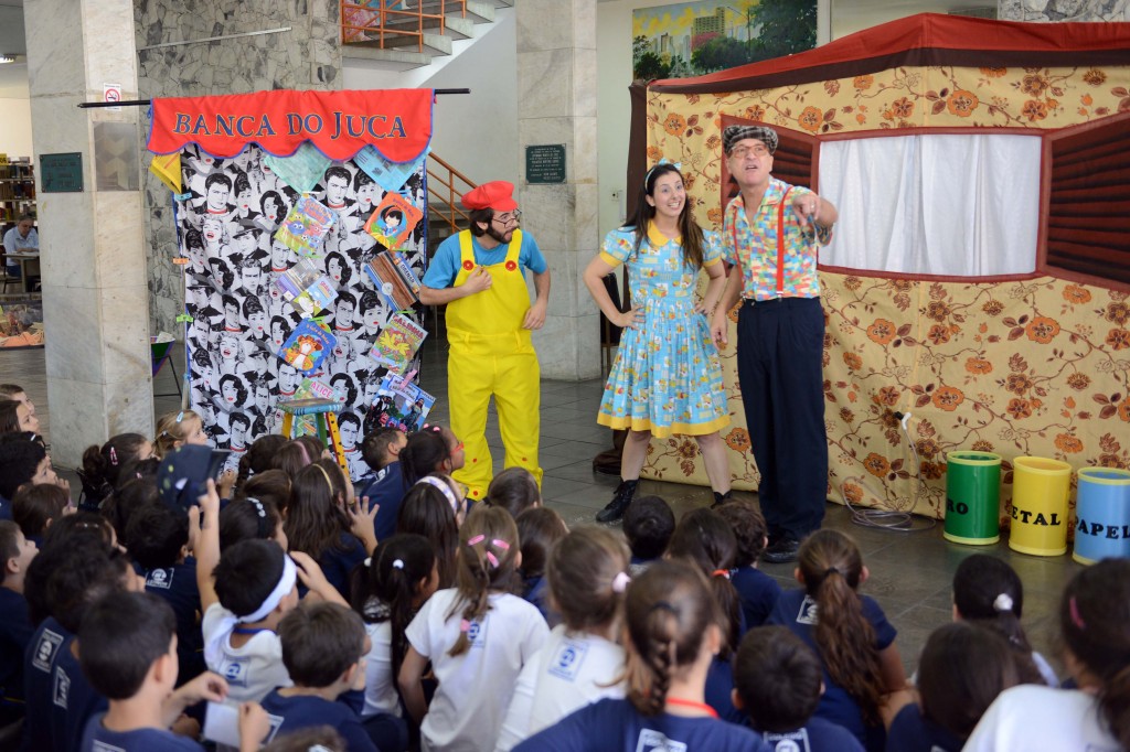 Comédia teatral esclarece população sobre programa de combate às enchentes