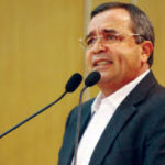 Vereador Eder Xavier quase fica só, durante discurso no Teatro Paulo Machado de Carvalho, quando apresentavam o plano do Bolsa de Estudo 100%