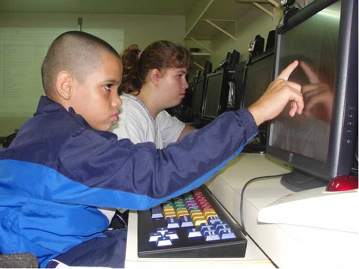 Alunos da APAE recebem inclusão Digital
