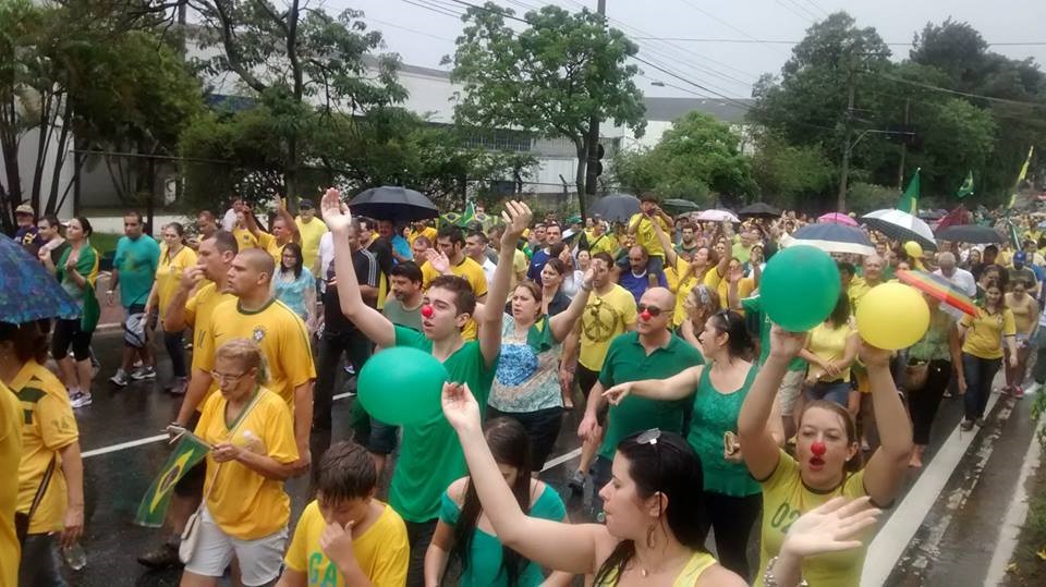 Povo saiu às ruas dia 15 porque quer mudanças. Basta de corrupção no Brasil.