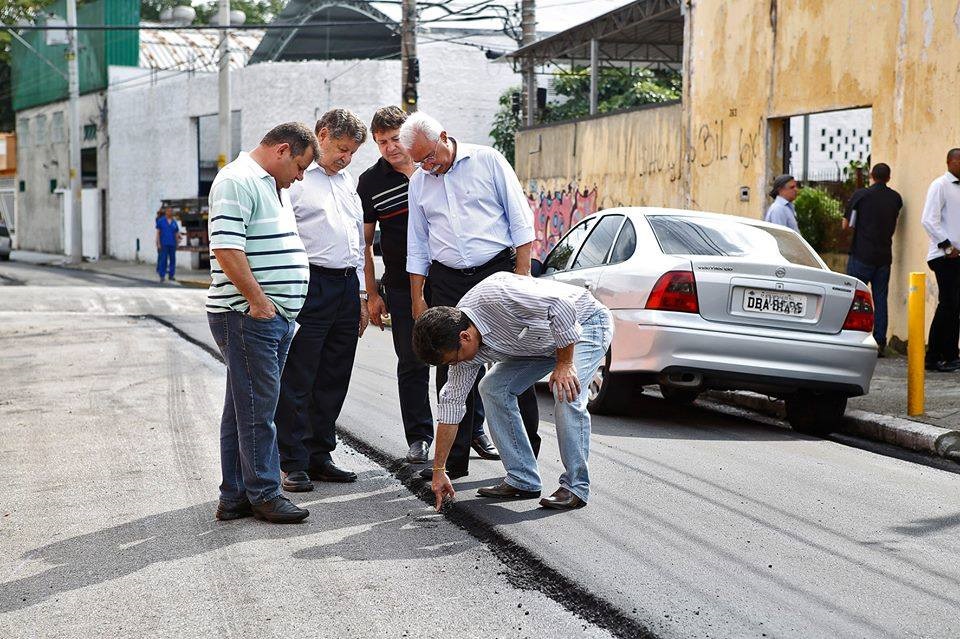 Qual deles entende alguma coisa de asfalto?