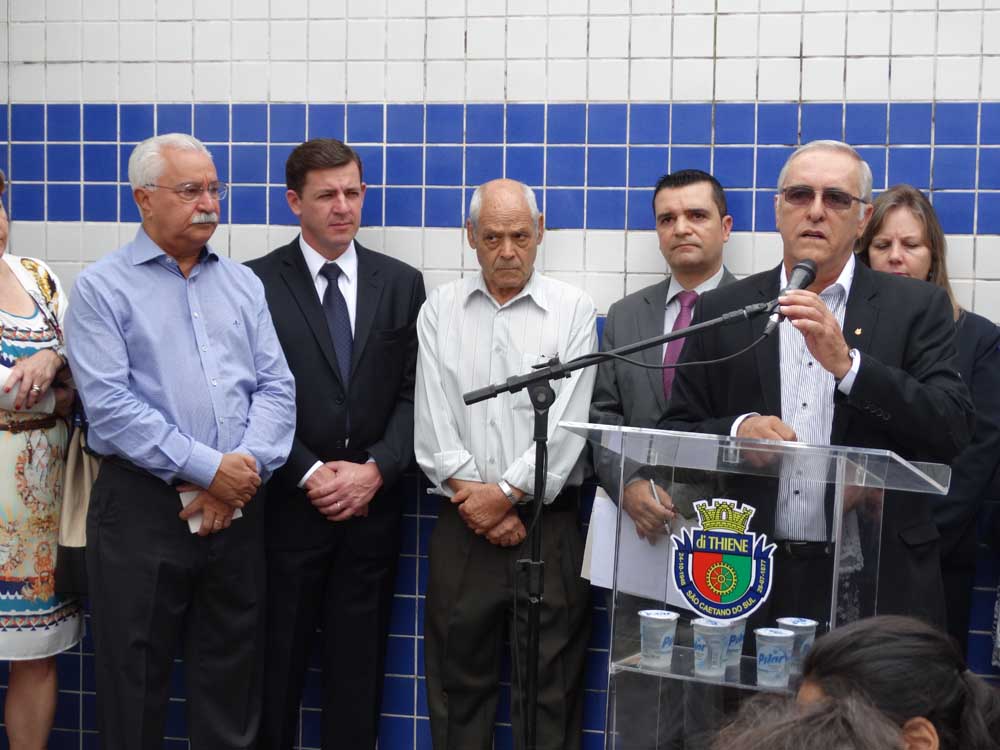 Vereador e presidente da APAE - SCS, Jorge Salgado fala aos presentes durante a inauguração do centro CER II que contou com a presença do prefeito Paulo Pinheiro, deputado Orlando Morando e demais autoridades.