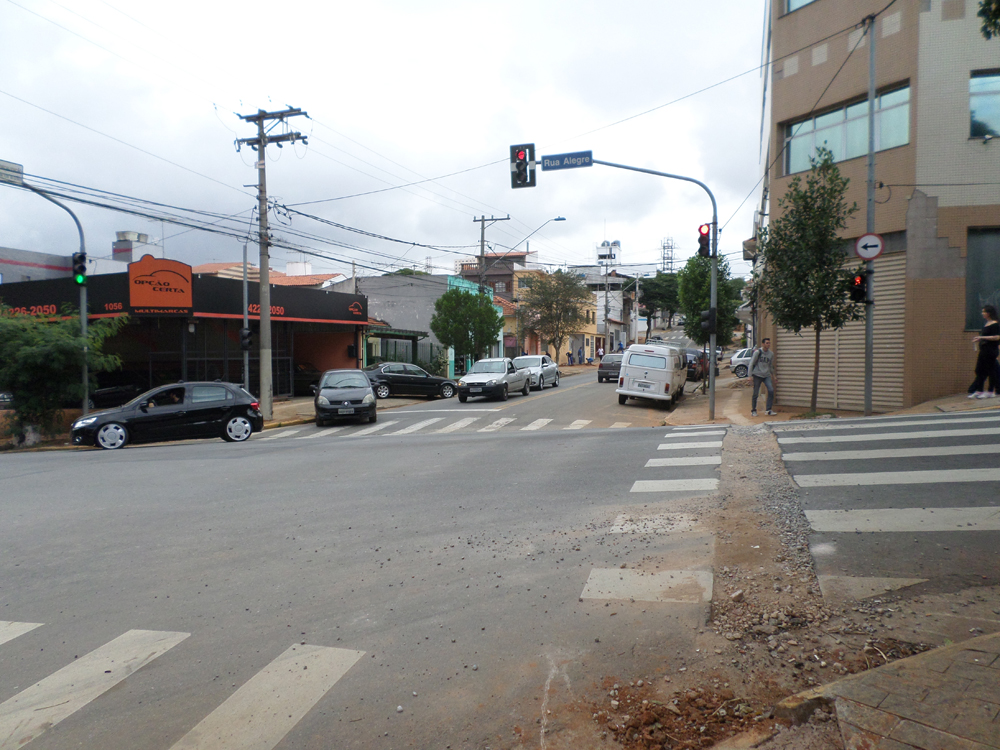 Ruas com grande fluxo de veículos ficam com valetas abertas por vários dias causando problemas para os motoristas e danificando veículos. Quem pagará os prejuízos?