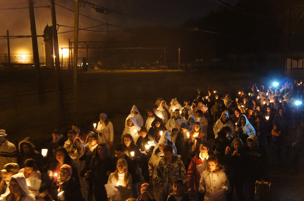 Na abertura da convenção foi realizada a tradicional procissão de velas pelas ruas da Vila