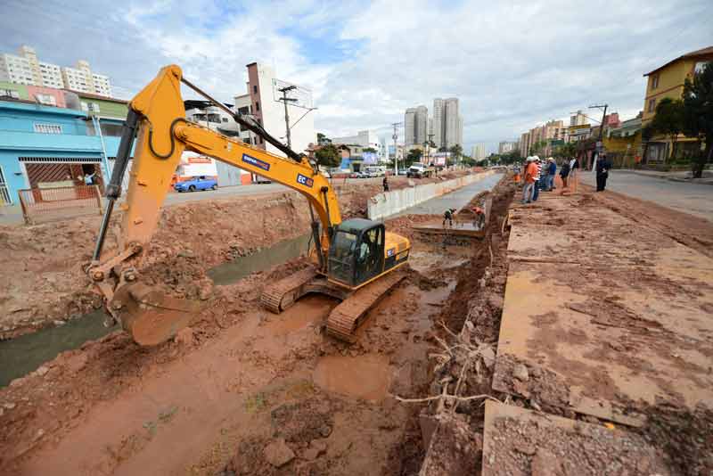 A previsão é que no verão toda a extensão do córrego Saracantam esteja canalizada