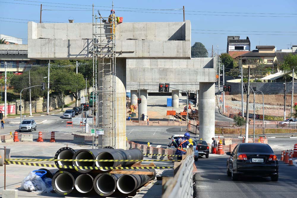 Viaduto sobre a avenida José Odorizzi