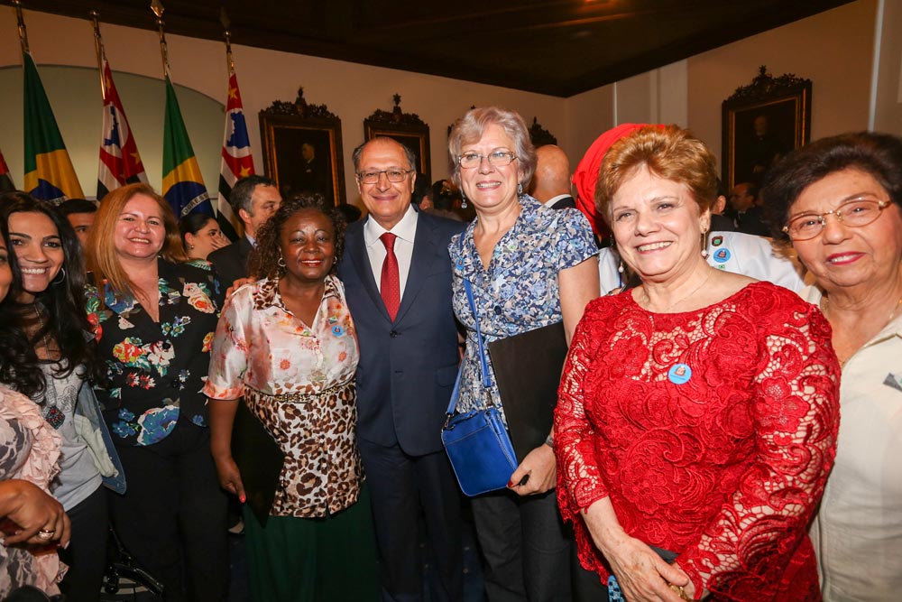 Alckmin com as primeiras mulheres que fizeram parte da Delegacia