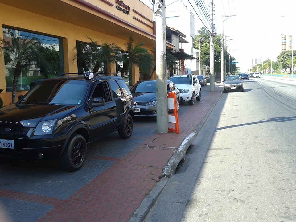 Pedestres não tem vez nas calçadas da Avenida Goiás. Esta é só uma das inúmeras irregularidades permitidas e não coibidas pelas autoridades policiais e secretarias municipais