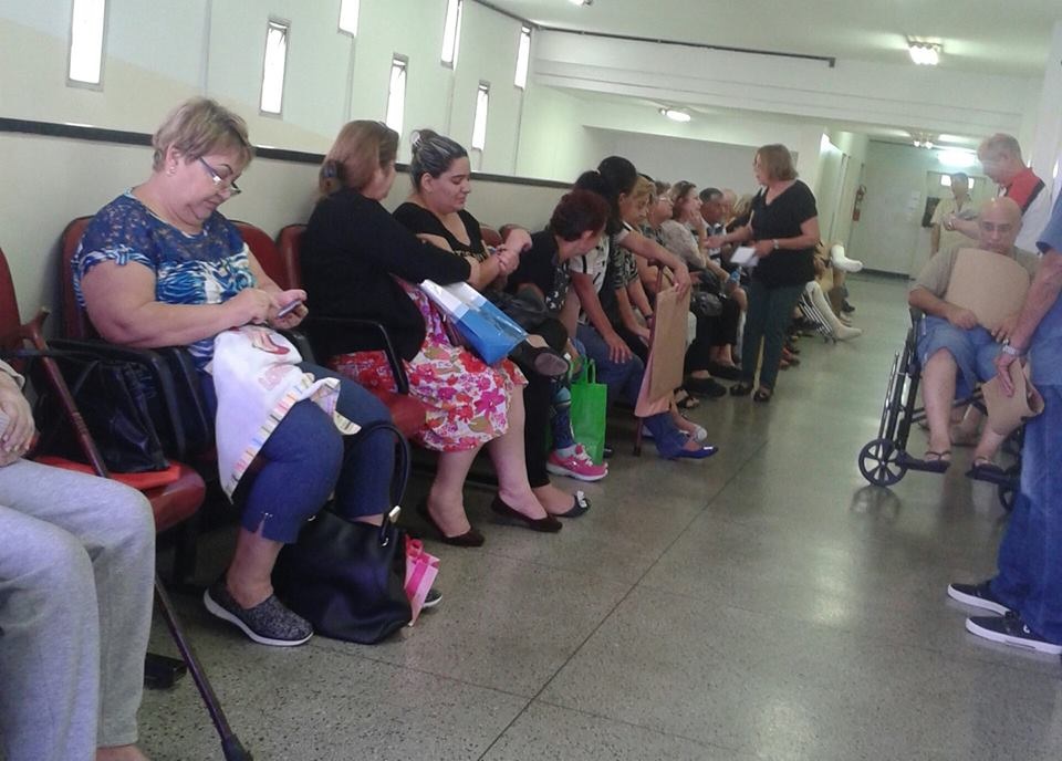 Idosos se não estão em pé, ficam sentados por horas no corredor do hospital
