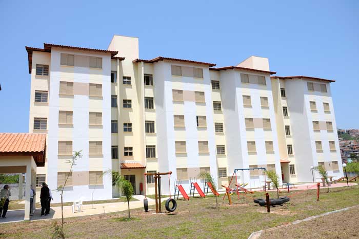A qualidade de vida de mais de 3.340 famílias do Jardim Silvina está dando um grande salto. A Prefeitura de São Bernardo implementa no local diversos programas na área de habitação que incluem a construção de moradias, obras de urbanização e ações de regularização fundiária.