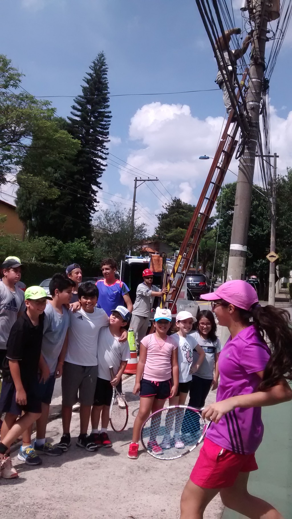 Dois trabalhos: o de pedir o desligamento da energia do clube e a religação da energia 9 dias depois com liminar da justiça e comemorado pelos pequenos alunos de Tênis.