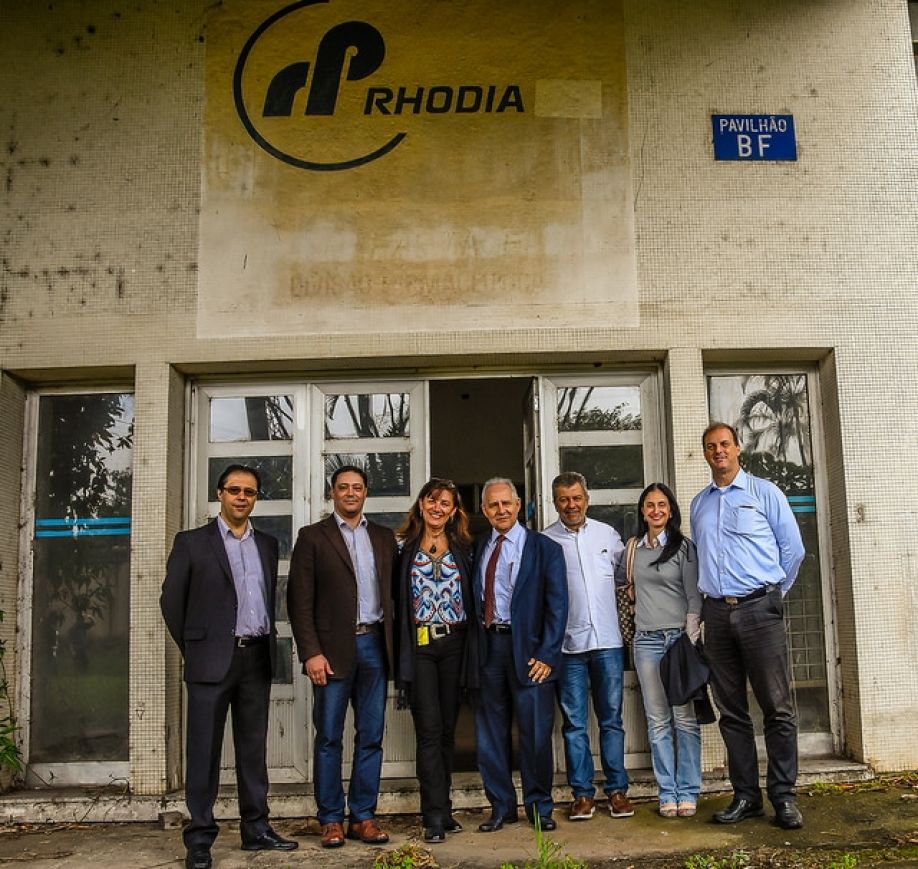 Liderados pela vice-prefeita (centro), equipe técnica visitou o local que deverá abrigar futuro Parque Tecnológico de Santo André