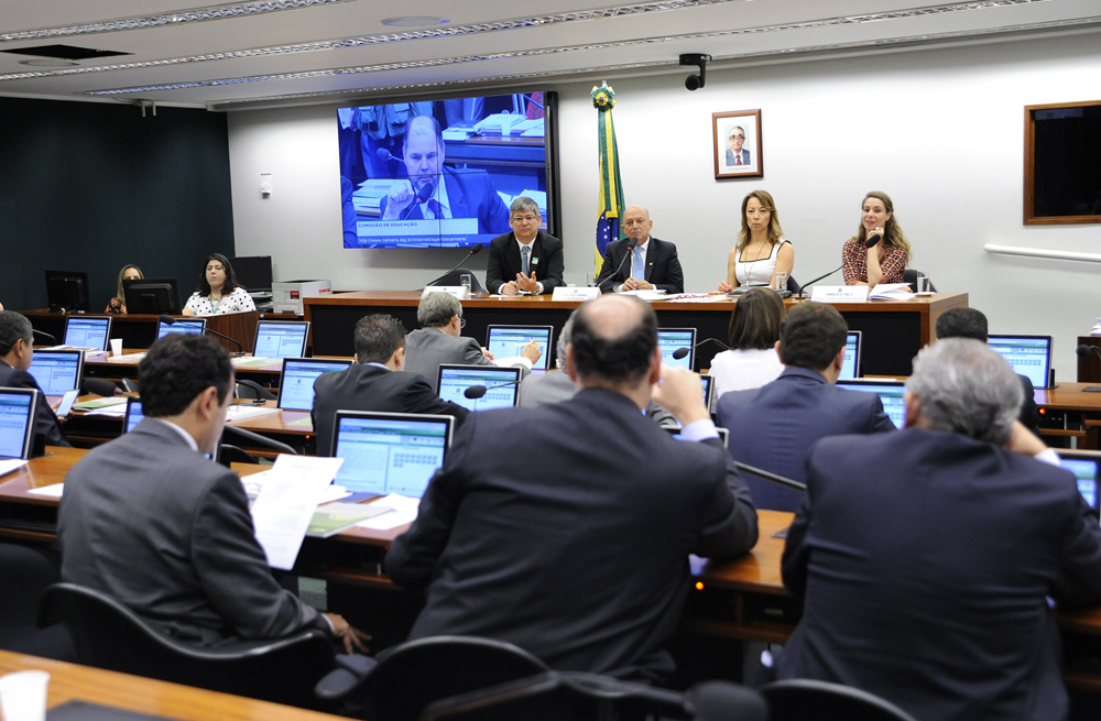 Mesmo na escola, mais de 50% das crianças de 8 anos continuam analfabetas