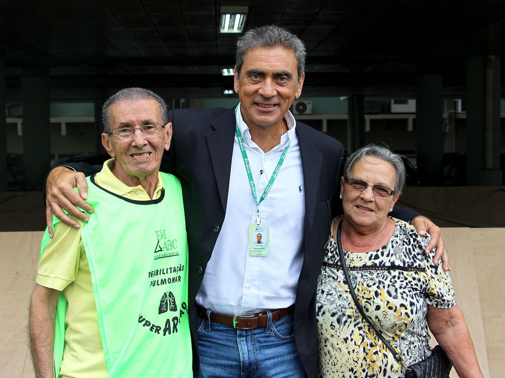 O paciente-artilheiro Antonio Moreira da Silva com o Dr. Elie Fiss e Marina Aparecida da Silva