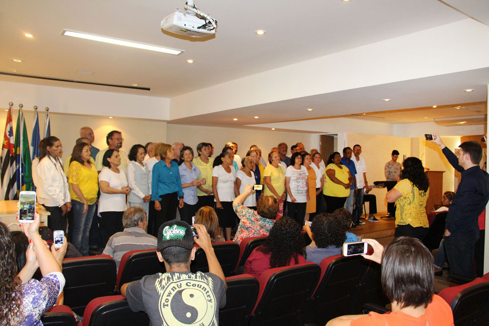 Coral de pacientes apresentou a música “Como uma onda”, de Lulu Santos