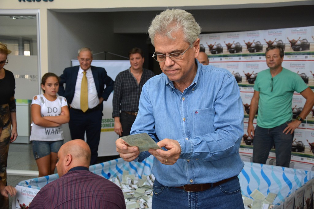 Presidente Mauro Laranjeira da ACISCS sorteia ga-nhadores do Natal Premiado