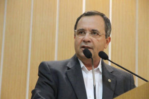 Um dos líderes do grupo dos 11 da Câmara Eder Xavier deveria se pronun-ciar sobre os fantasmas e pedir abertura de CPI Um dos líderes do grupo dos 11 da Câmara Eder Xavier deveria se pronun-ciar sobre os fantasmas e pedir abertura de CPI