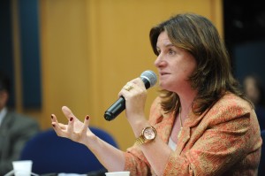 Carmen Zanotto acredita que acoçlhimento de idosos pode diminuir gastos do Sistema Único de Saúde Carmen Zanotto acredita que acoçlhimento de idosos pode diminuir gastos do Sistema Único de Saúde