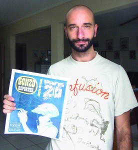 Eduardo Kaze exibe o jornal Gonzo Repórter, utilizado como material de divulgação do livro