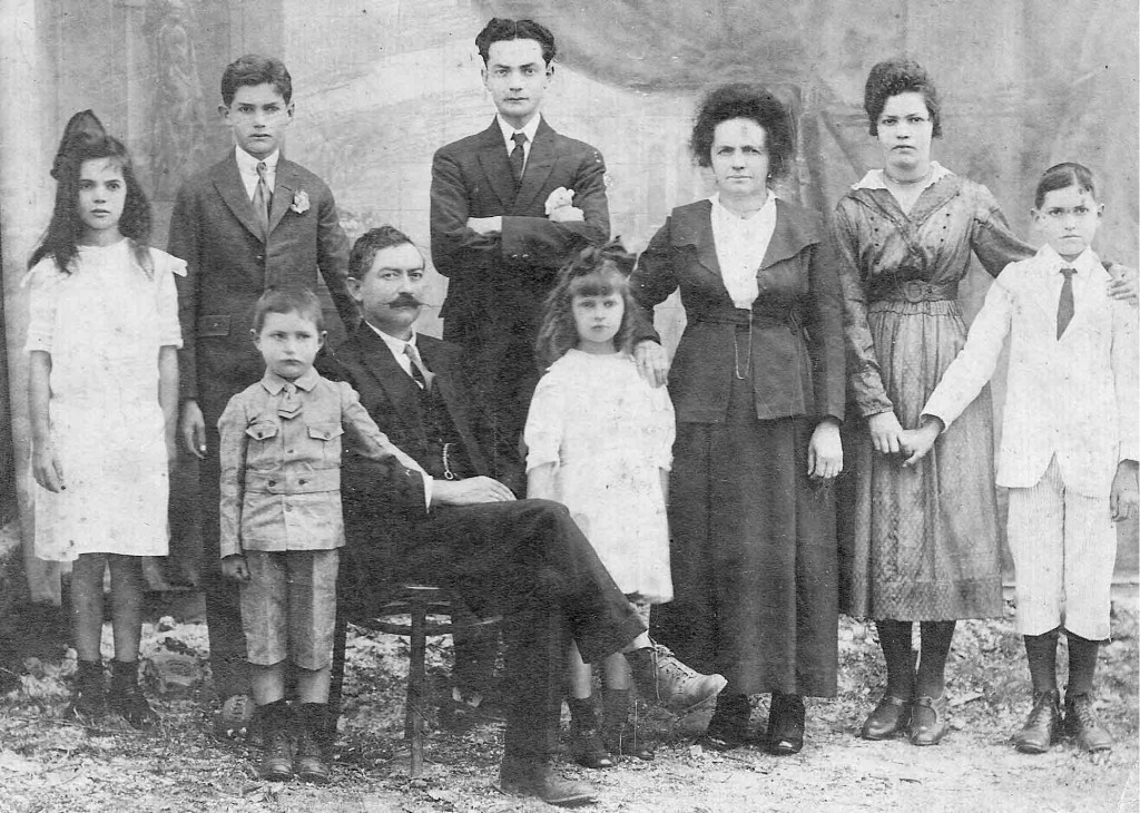 Família de Santa Leoni Lorenzini e José Pedro Lorenzini e. Na foto, de 1916, estão sete de seus oito filhos, a partir da esquerda: Zulmira (Argemira), Henrique Mário, Jacob Elyseu, André Arthemio, Palmira, Ida e Eduardo (Acervo/Fundação Pró-Memória de São Caetano do Sul)