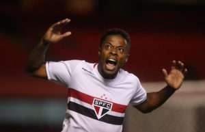 Michel Bastos ficou ”de bem” com a torcida tricolor depois do gol diante do Atlético Mineiro.