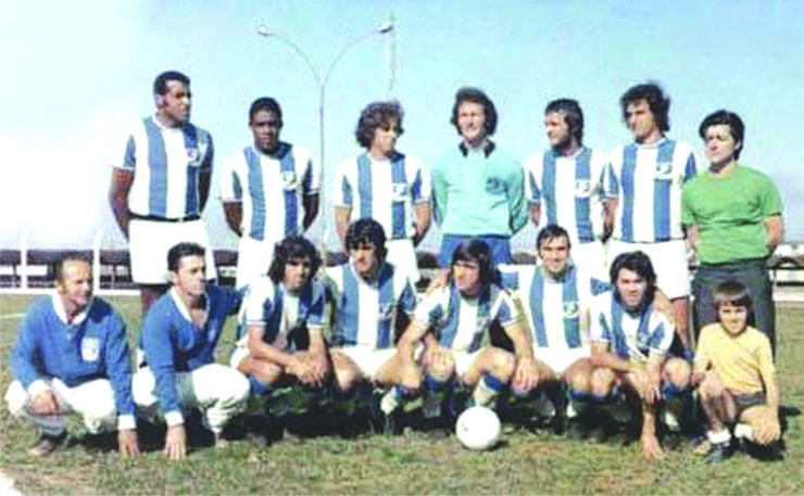 O Azul e Branco de 1972 - Foto de 1972 do Saad, tirada no complexo Lauro Gomes, onde fica o estádio Anacleto Campanella, do São Caetano. Em pé: Flávio, Oscar, Celso Cebolinha, Fininho, Coppini, Arnaldo e Luiz Peres; agachados: maqueiros Oswaldo e José Peres, Fernandes, Zenetti, Arlindo (centroavante que jogou no São Paulo), Márcio, Valdir e o gandula Lelo