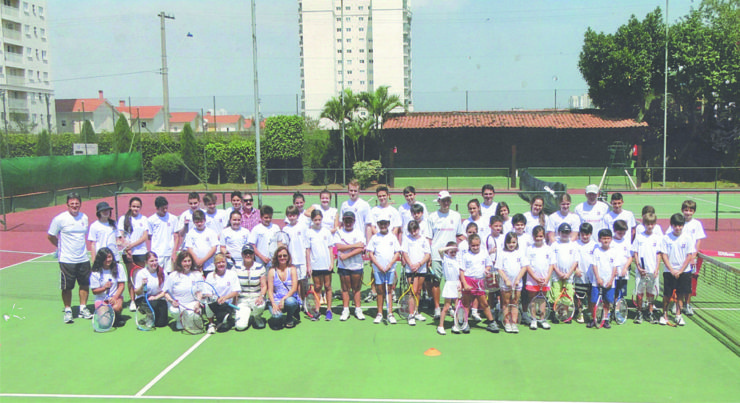 Alunos do PEC - Programa Esportivo Comunitário, no Tênis Clube São Caetano (Foto: Acervo Altevir Anhê)